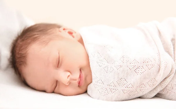 Чарівна Новонароджена Дитина Спить Ліжку — стокове фото
