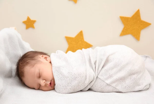 Прекрасный Новорожденный Ребенок Спит Постели — стоковое фото