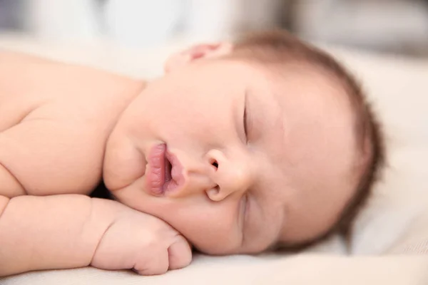 Adorável Bebê Recém Nascido Dormindo Cama Close — Fotografia de Stock