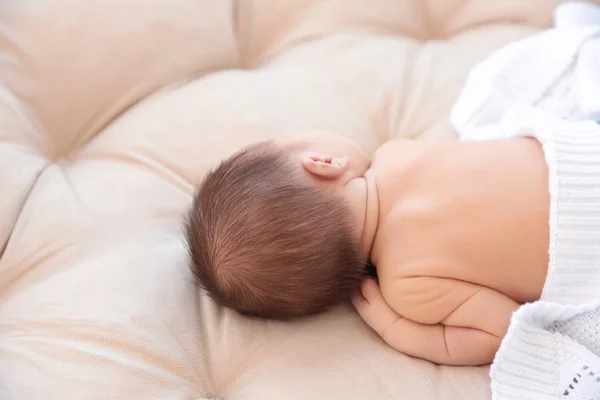 Прекрасный Новорожденный Ребенок Спит Постели — стоковое фото