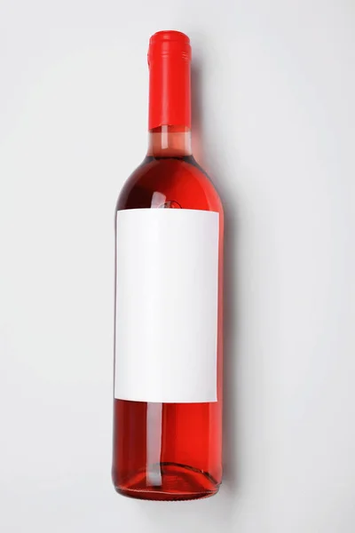 Beyaz Arka Plan Üzerinde Boş Etiket Ile Lezzetli Şarap Şişe — Stok fotoğraf