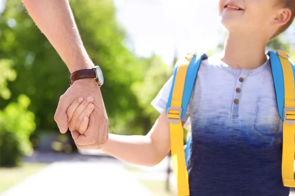 Jovem Pai Levando Seu Filho Para Escola — Fotografia de Stock