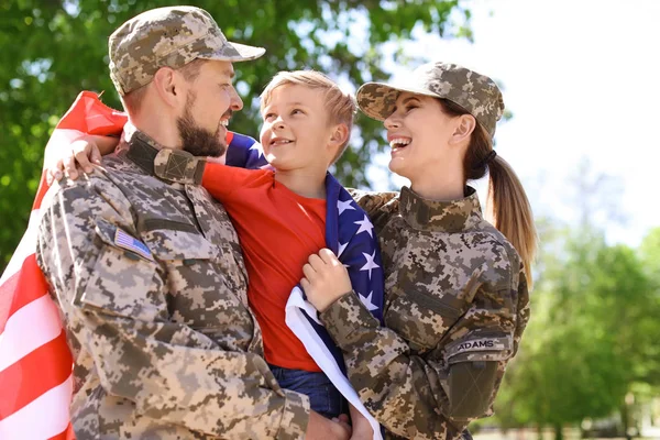 Família Militar Feliz Com Seu Filho Livre — Fotografia de Stock