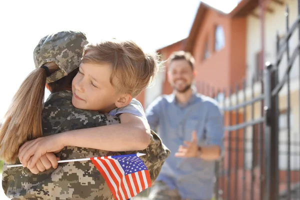 Soldado Feminino Abraçando Com Seu Filho Livre Serviço Militar — Fotografia de Stock
