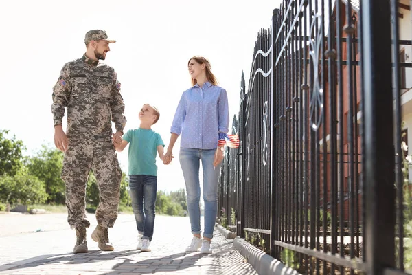 Mannelijke Soldaat Met Zijn Gezin Buiten Militaire Dienst — Stockfoto