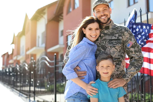 Soldado Americano Con Familia Aire Libre Servicio Militar — Foto de Stock