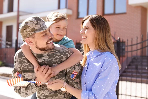 Soldado Sexo Masculino Reunido Com Sua Família Livre Serviço Militar — Fotografia de Stock