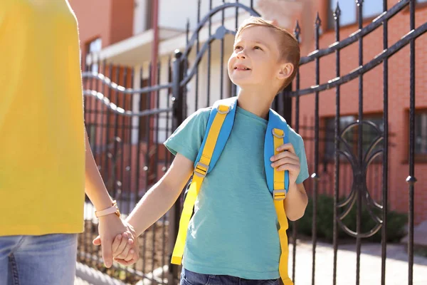 Genç kadın çocuğunu okula götürecek