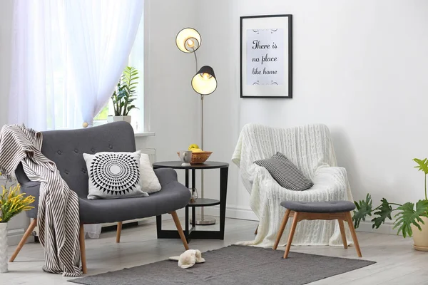 Interiér Elegantní Obývací Pokoj Pohodlnou Pohovku Křeslo — Stock fotografie