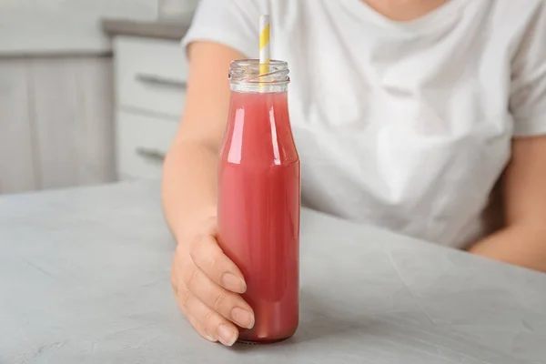 Mujer Con Botella Sabroso Jugo Mesa —  Fotos de Stock