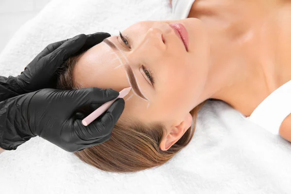 Kaş düzeltme yordamı salonda geçiren genç kadın