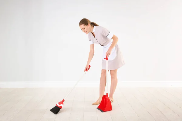 Young Chambermaid Broom Dustpan Indoors — Stock Photo, Image