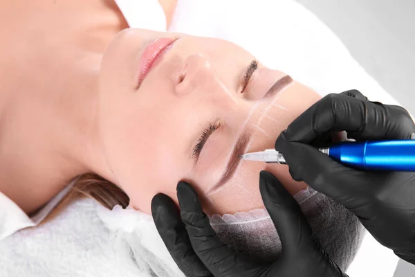 Young Woman Undergoing Eyebrow Correction Procedure Salon — Stock Photo, Image