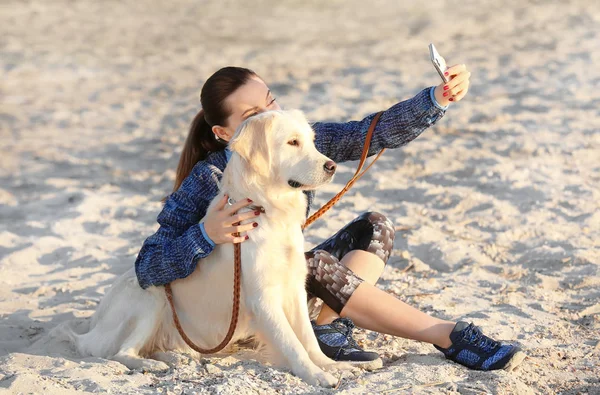 Mujer Joven Tomando Selfie Con Perro Playa Cuidado Mascotas — Foto de Stock