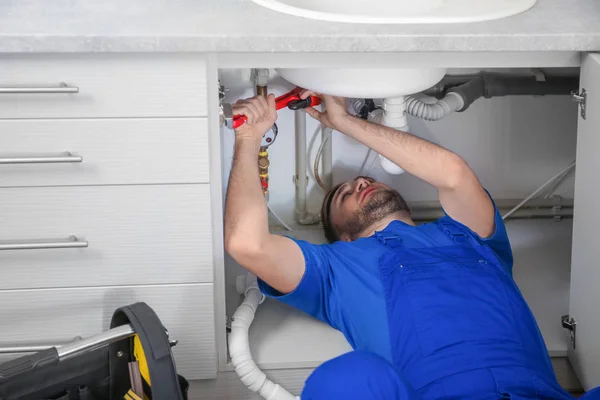 Professionele Loodgieter Uniform Vaststelling Van Wastafel Met Pipe Wrench — Stockfoto