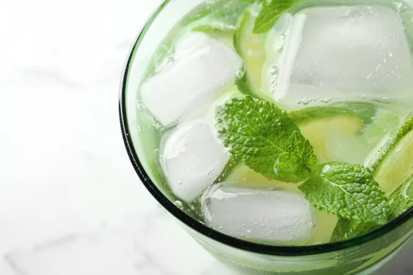 Bevanda Rinfrescante Con Menta Lime Vetro Primo Piano — Foto Stock