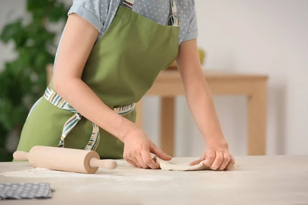 Femme Préparant Pâte Sur Table Dans Cuisine — Photo