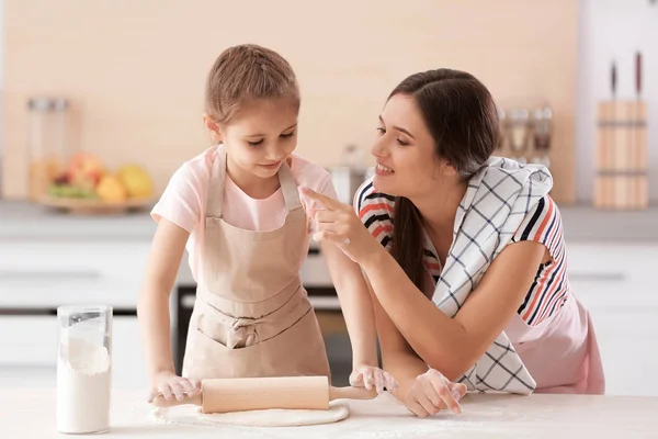 Moeder Haar Dochter Voorbereiding Van Deeg Aan Tafel Keuken — Stockfoto