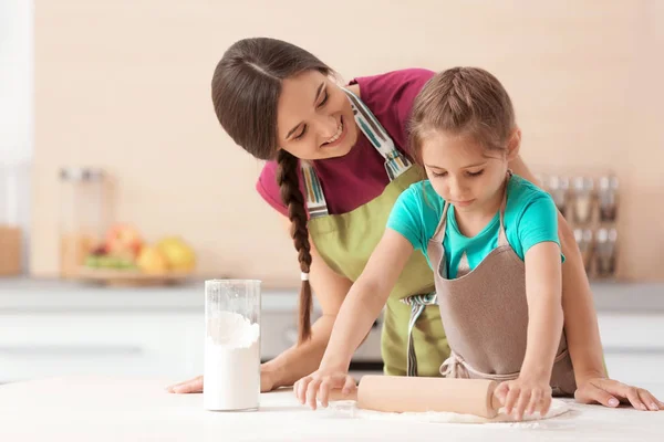 Moeder Haar Dochter Voorbereiding Van Deeg Aan Tafel Keuken — Stockfoto