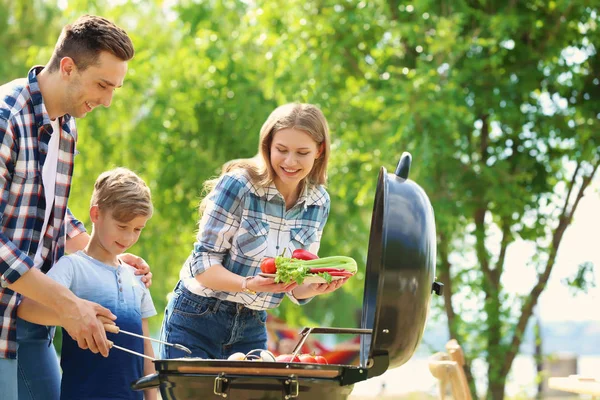 Família Feliz Ter Churrasco Com Churrasqueira Moderna Livre — Fotografia de Stock