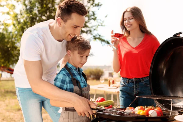 Happy Family Having Barbecue Modern Grill Szabadban — Stock Fotó