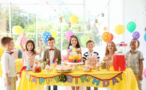 Lindos Niños Cerca Mesa Con Golosinas Fiesta Cumpleaños Interiores — Foto de Stock