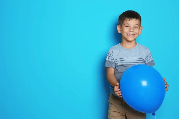 Rapaz Bonito Com Balão Sobre Fundo Cor Celebração Aniversário — Fotografia de Stock