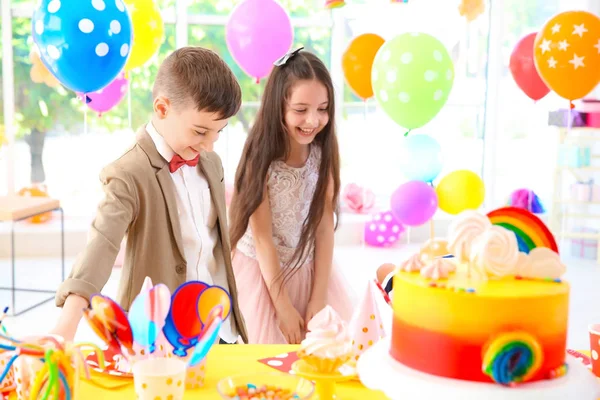 Sevimli Çocuklar Tablo Kapalı Doğum Günü Partisinde Muamele Etmek Ile — Stok fotoğraf