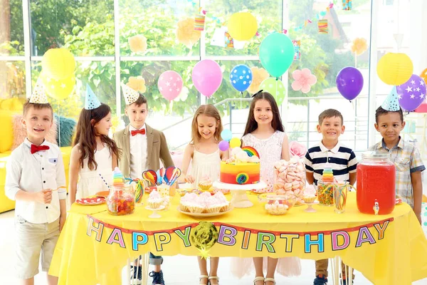 Lindos Niños Cerca Mesa Con Golosinas Fiesta Cumpleaños Interiores —  Fotos de Stock