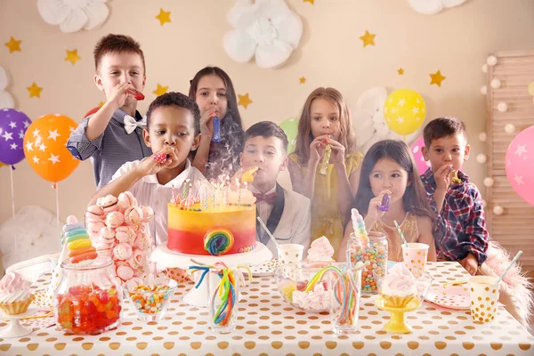 Şirin Çocuk Masada Kapalı Doğum Günü Kutluyor — Stok fotoğraf