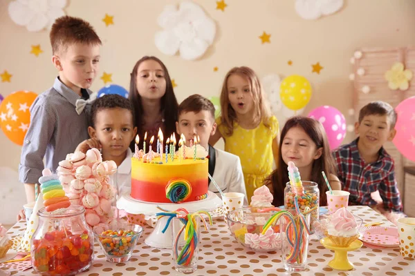 Bambini Svegli Che Spengono Candele Sulla Torta Compleanno Tavola Chiuso — Foto Stock