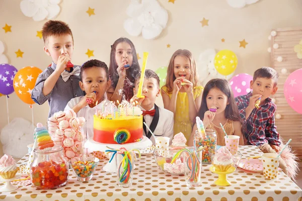 Crianças Bonitas Comemorando Aniversário Mesa Dentro Casa — Fotografia de Stock