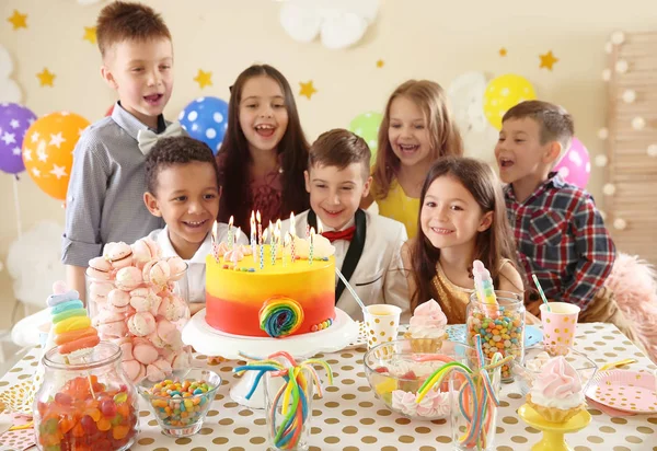 Schattige Kinderen Vieren Verjaardag Aan Tafel Binnenshuis — Stockfoto