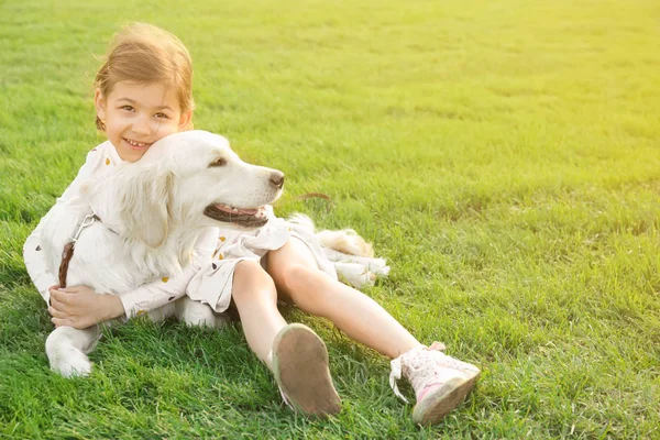 Menina Bonito Com Seu Animal Estimação Grama Verde — Fotografia de Stock