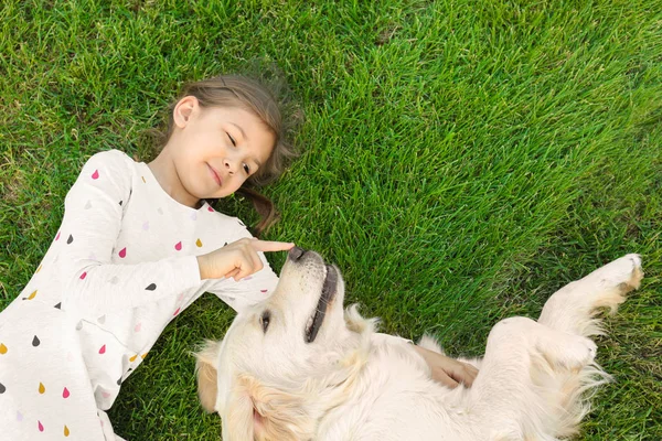 Menina Bonito Com Seu Animal Estimação Grama Verde Vista Superior — Fotografia de Stock