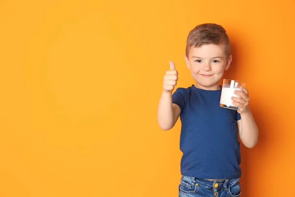 Lindo Niño Pequeño Con Vaso Leche Fondo Color — Foto de Stock