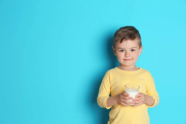 Lindo Niño Pequeño Con Vaso Leche Fondo Color — Foto de Stock