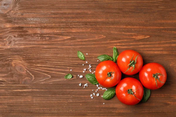 Composición Plana Con Tomates Albahaca Sobre Fondo Madera — Foto de Stock