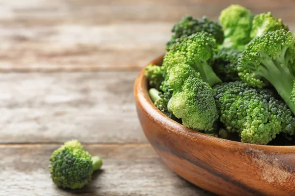 Mangkuk Dengan Brokoli Hijau Segar Atas Meja Kayu — Stok Foto