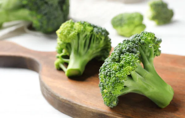 Board Fresh Green Broccoli Table Closeup — Stock Photo, Image