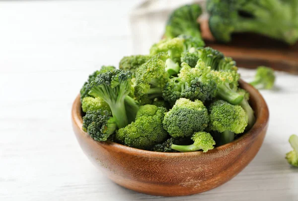 Bowl Dengan Brokoli Hijau Segar Atas Meja — Stok Foto