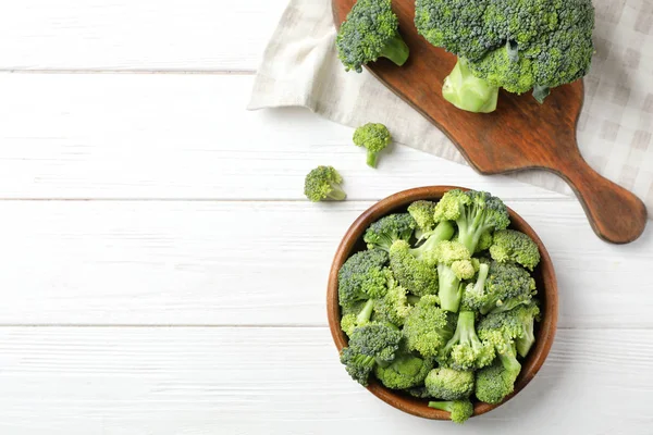 Compoziție Așezată Plat Broccoli Verde Proaspăt Fundal Din Lemn — Fotografie, imagine de stoc