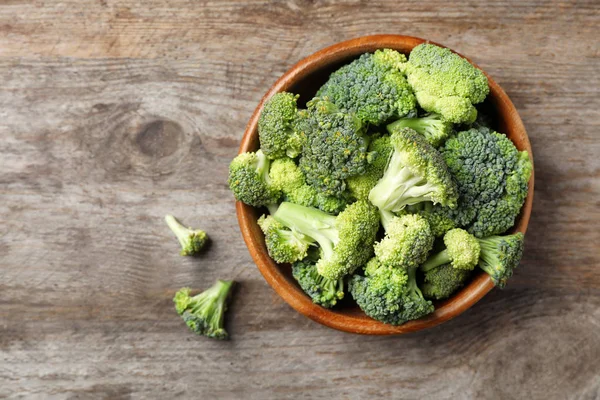 Bowl Dengan Brokoli Hijau Segar Latar Belakang Kayu Top View — Stok Foto