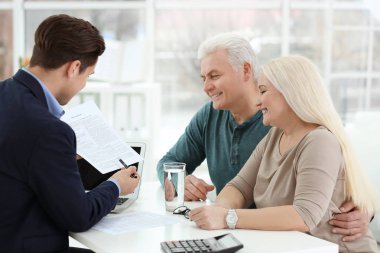 Olgun çift Danışmanı Office ile emeklilik tartışıyor