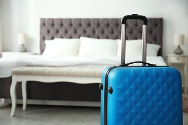 Otel odasında seyahat çantası