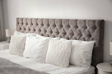 Otel odasında yatak yastık