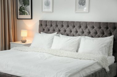 otel odasında yastık ile yatak