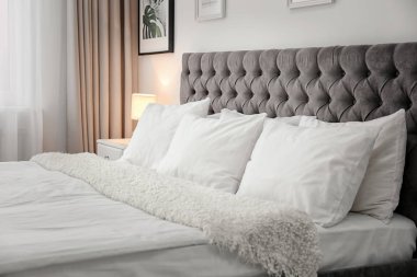 otel odasında yastık ile yatak