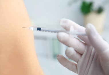Klinik, closeup Doktor telkih erkek hastada