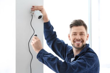 Teknisyen yükleme Cctv kamera kapalı duvar
